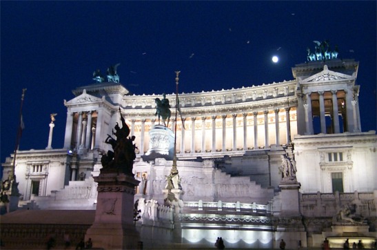 Better exposure than the previous shot.  The white streaks above the monument are seagulls.