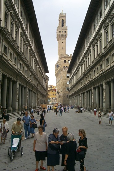 Looking towards the Palazzo Vecchio and Piazza Della Signoria.  This is in front of the Galleria Degli Uffizi where Botticelli's <i>Birth of Venus</i> is located.  Unfortunately photos were not allowed.