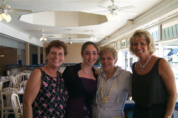 Rachel's Aunt Elaine, sister Amy, grandmother Helen, and cousin Shirley