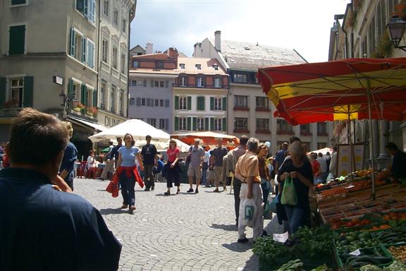 Basically Saturday is the only day that people can go to the shops, so they come out in droves, here in front of the Hôtel de Ville in place de la Palud.  