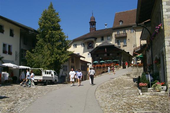 The three of us shared a hearty bowl of the cheese fondue at Auberge de las Halle à Pied Cheval.