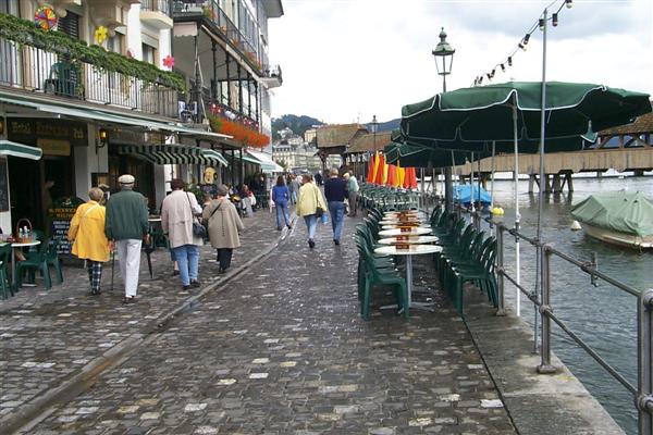 Along the Rathausquai with restaurants and hotels.