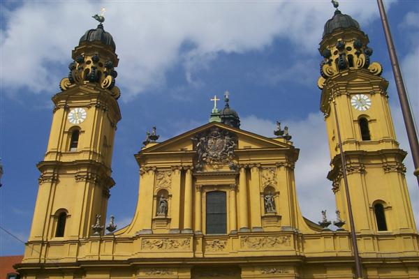 Here in the Old Town (North) is Theatinerkirche or Saint Cajetan's Church.  In 1662 Elector Ferdinand and his wife Heriette Adelaide of Savoy orderd the building of a monastery for the Theatine order to celebrate the birth of their son.