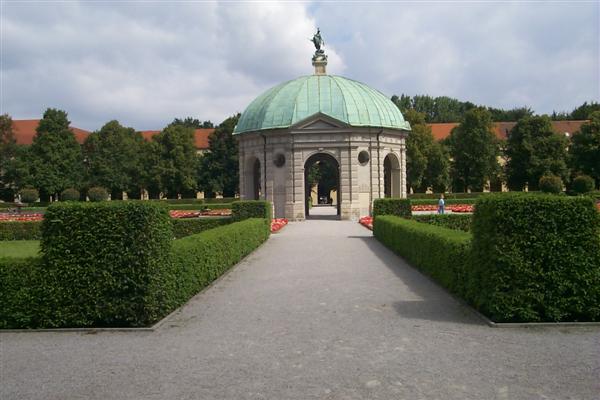 This is the Temple of Diana in the center of Hofgarten adjacent to Odeonsplatz, built by Heinrich Schön in 1615.  Atop the temp is the figure of Diana the symbol of Bavaria.