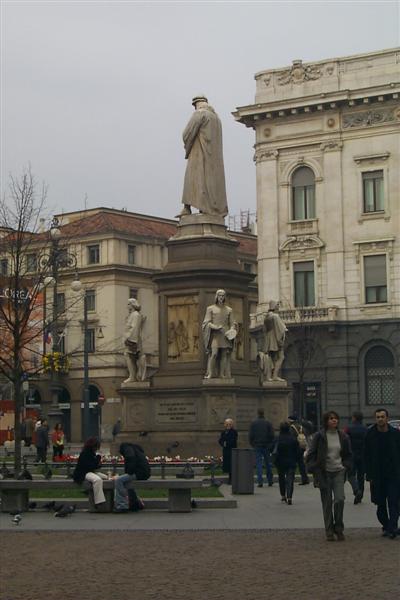 A small piazza off the arcade with a statue of Leonardo Divinci.