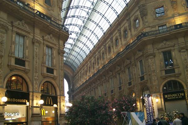 The arcade was a very impressive structure...  no heat though since it's open on all ends and it was pretty chilly and damp while we were in Milan.