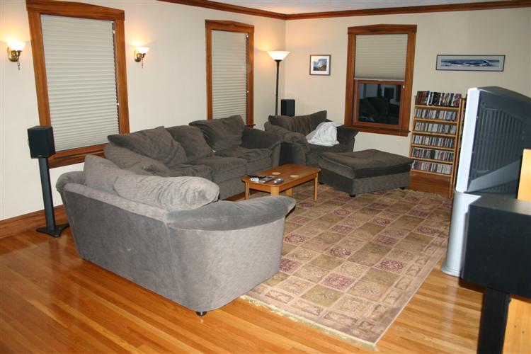 The living was a great size for couches and home theater